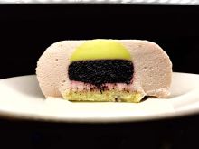 Муссовое пирожное 
Вкус: мусс на лепестках роз с кремё на белом шоколаде и чернично-мятным конфи