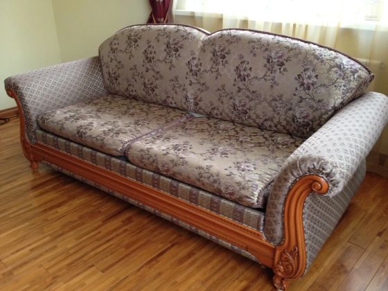 Двухместный диван после смены обивки на дорогой жаккардовый шенил