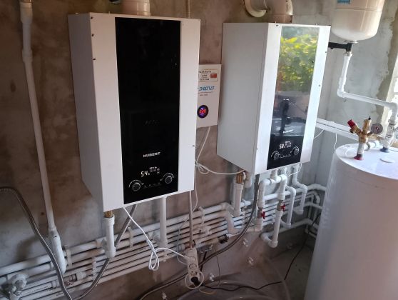 Переделка котельной после горе мастеров. Установлены 2 котла по 36квт с функцией нагрева боллера горячей воды. Переобвязана гидрострелка, переобвязан БКН, промыта система отопления и теплые полы. Предыдущие специалисты пытались заставить двух контурный котел греть боллер косвенного нагрева ??