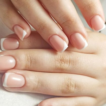 Нежный маникюр на ногтях с розовым лаком