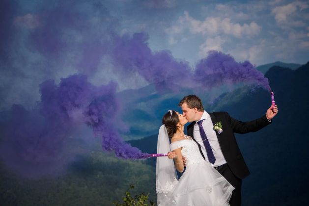 Жених, невеста, цветной дым