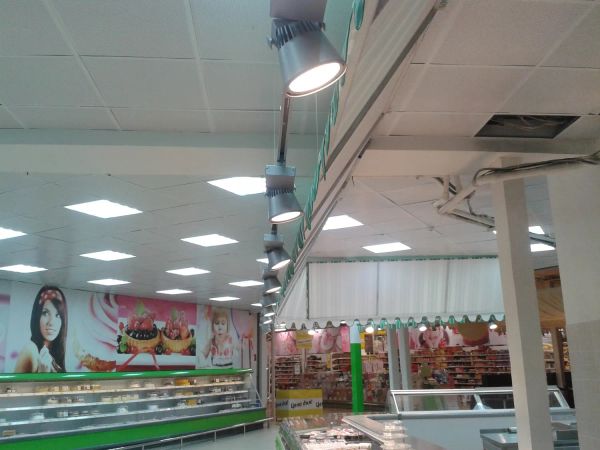 Установка акцентного освещения в гипермаркете Самбери