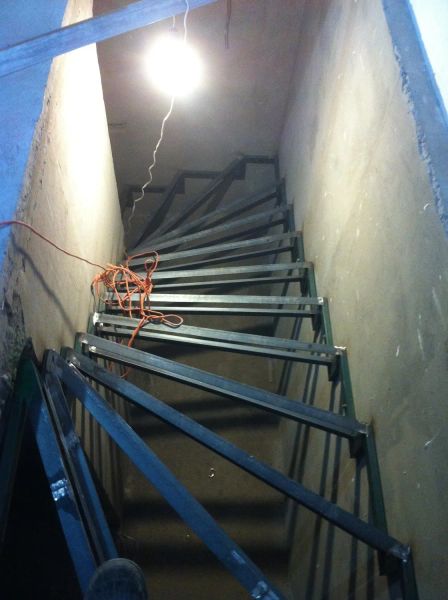 каркас лестницы на металлическом косоуре из профтрубы