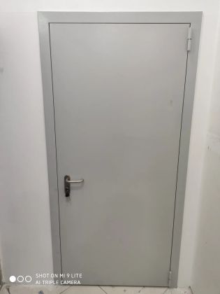 Монтаж металлической двери