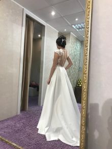 По возможности помогаю невесте в выборе платья