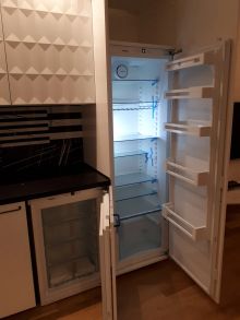 Встановка встроенного холодильника и морозильника .
