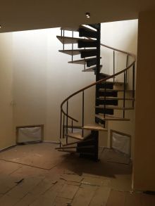 Винтовая Модульная лестница со ступенями из бука,ограждение классическое. 