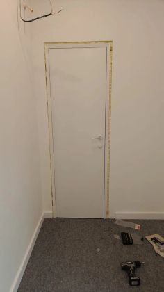 Скрытая алюминиевая дверь.