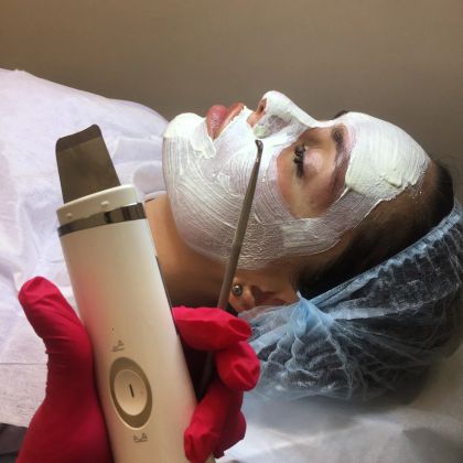 Косметологическая процедура по уходу за кожей лица и улучшению тона.