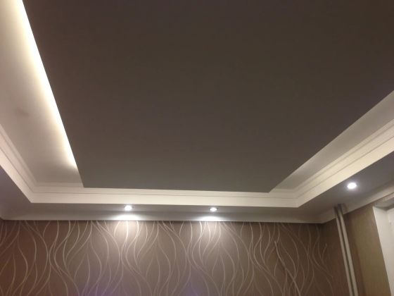 Двухуровневый потолок со светодиодной подсветкой. Спальня