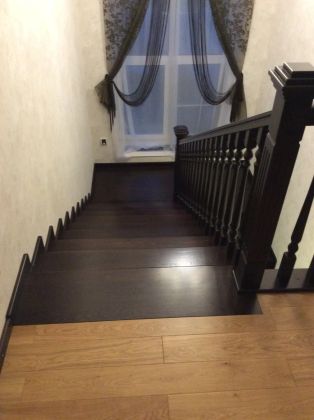 Бетонная лестница облицованная массивом из ясеня