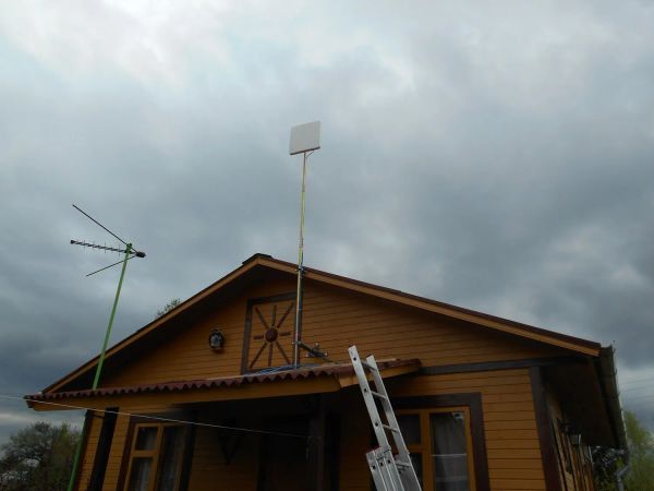 Установка антенны на мачте для усиления сигнала интернета