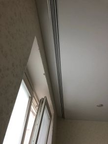 Ниша под скрытый карниз и натяжной потолок между карнизом и стеной где окно