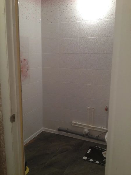 Туалет/ванна (совмещенный) под ключ: пол – кварцвиниловая плитка, стены – керамическая плитка, короб – ГКЛ