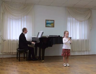 Аккомпанирую ученику на открытом уроке.