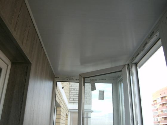 Смонтирован подвесной потолок, балкон отделан МДФ панелями, утеплен
