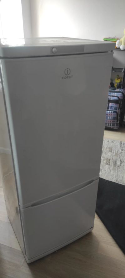 Холодильник INDESIT сгорел мотор. Замена мотора. Всё работает, клиент доволен...