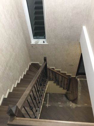 Металлокаркас отделанный ясенем, покраска в два цвета, ограждение ковка