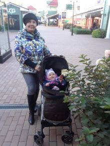 Гуляю с воспитанницей по территории торгового центра Внуково Вилладж, пока ее мама занимается покупками. 