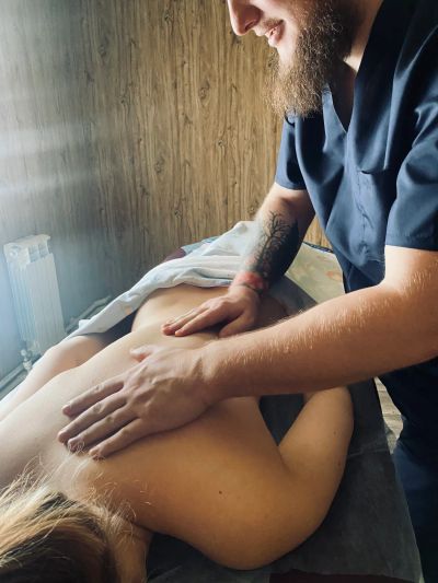 Расслабляющий массаж спины для снятия мышечного напряжения.