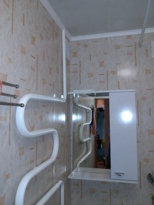 Ванная комната, отделанная ПВХ-панелями, внутренний угол сформирован методом сгибания панели