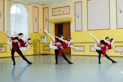 Современная хореография: динамичные жесты и ритм тела.