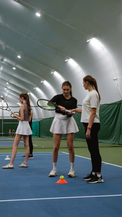 Тренировки со мной это -

• Индивидуальная программа, подобранная под ваши задачи.
• Понятные объяснения и работа над ошибками.
• Уже на первой тренировке вы почувствуете контроль над мячом и освоите базовые удары.
• Максимальный фокус на качестве и технике исполнения.
• Я полностью вовлечена в процесс и ваши результаты.