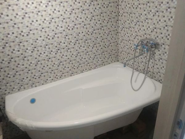 Установка и подключение акриловой ванны на кирпичи и обшив ванной комнаты панелями