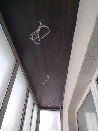 Отделка бетонного потолка на балконе ламинатом