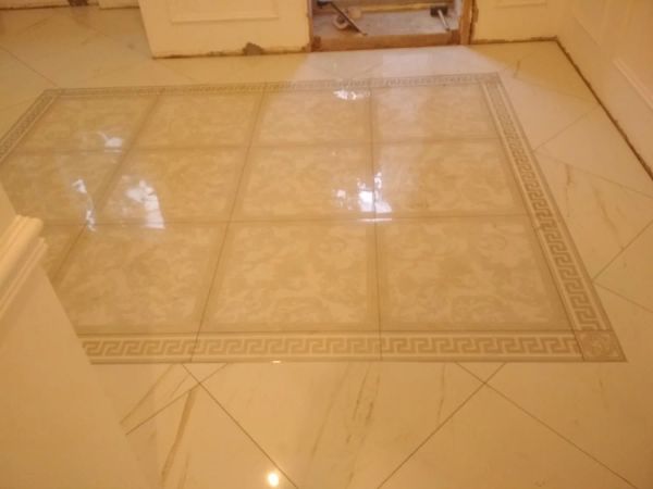 укладка плитки прихожая ,кухня, коридор,уклажка плитки Versace по диагонали. 50 кв.м. 