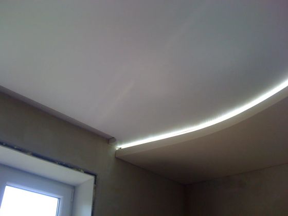 двухуровневый потолок с нишей и подсветкой