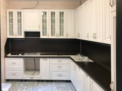 Кухня в стиле Прованс. По желанию заказчика приобрели быт. технику. Фурнитура Италия, петли и направляющие с доводчиками.