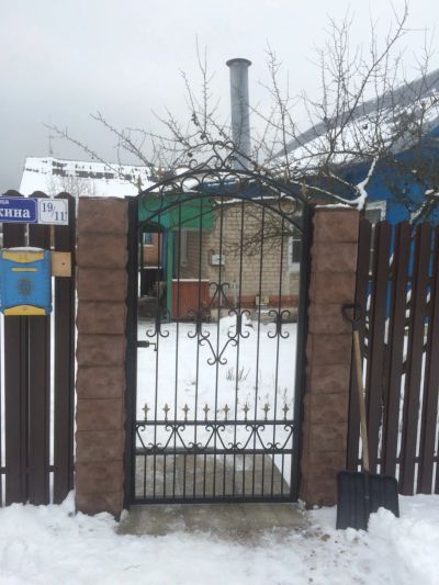 Калитка с кованными элементами.