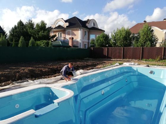 Укладка бордюрного камня на бассейн 