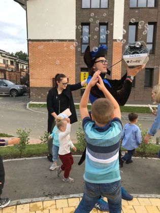 Тут и так все ясно , гонщика нельзя не узнать сразу . Щенячий патруль всегда готов придти на помощь 