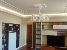 Гостиная. Потолок: гипсокартон два уровня со скрытой подсветкой, покраска.
Стены - штукатурка, гипсокартон, стеклохолс , покраска 