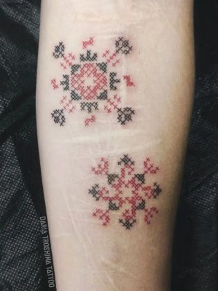 С помощью татуировки можно скрыть шрамы, а если они красивые и дороги вам, можно органично вписать рисунок в ваше уникальное шрамирование)