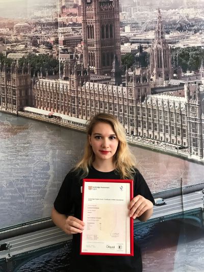 Студентка первого курса Лиза сдала FCE (оценка Pass), ЕГЭ (94 балла) и стала призёром олимпиад. Поступила в МГЛУ на бюджет