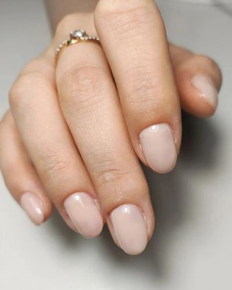 ногти с классическим маникюром светло-розового цвета с натуральной формой и блестящим покрытием