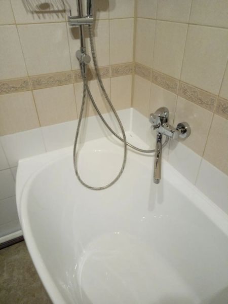 Герметизация ванны санитарным силиконом. Облицовка акрилового плинтуса- бардюра на акриловую ванну. 