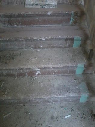 Лестница до начала ремонта и покрытия полимером
