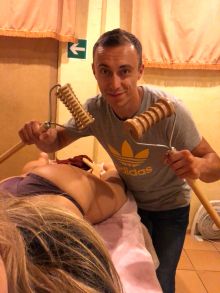 Мадейратерапия массаж деревянными оклагиями ,очень действенно по борьбе с целлюлитом !!