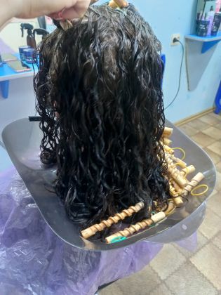 Парикмахер за работой: стрижка, укладка и аккуратные детали волос