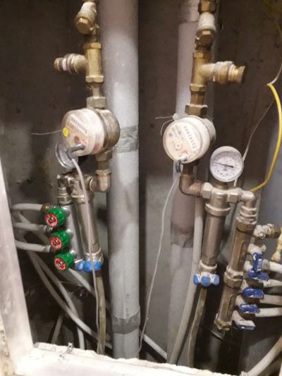 Монтаж гребенок и разводка водопровода трубами из металлопластика холодного водоснабжения и горячего.