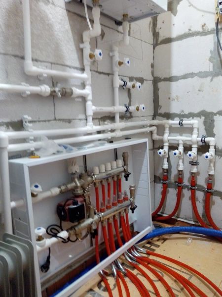 Монтаж разводки систем "теплого пола, отопления и водоснабжения - трубами из сшитого полиэтилена.