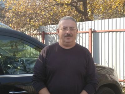 Москвич, в настоящее время проживаю в городе Фрязино. Без вредных привычек. Водительский, безаварийный  стаж свыше 25 лет. Последние три года работал автоинструктором в автошколе " Престиж" , в Митино. Имеется лицензия. Образование высшее. Женат, двое детей. Характер спокойный, доброжелательный.
 