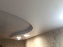 Двухуровневый натяжной потолок с криволинейной конструкцией