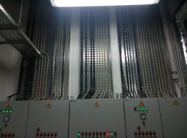 Законченный монтаж каблей и кабеленесущих систем в помещении вентиляции