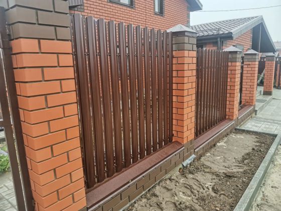 Строительная площадка с кирпичной кладкой и опорами