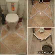 Выложенный мозаикой кафельный пол в туалете, установленный новый унитаз